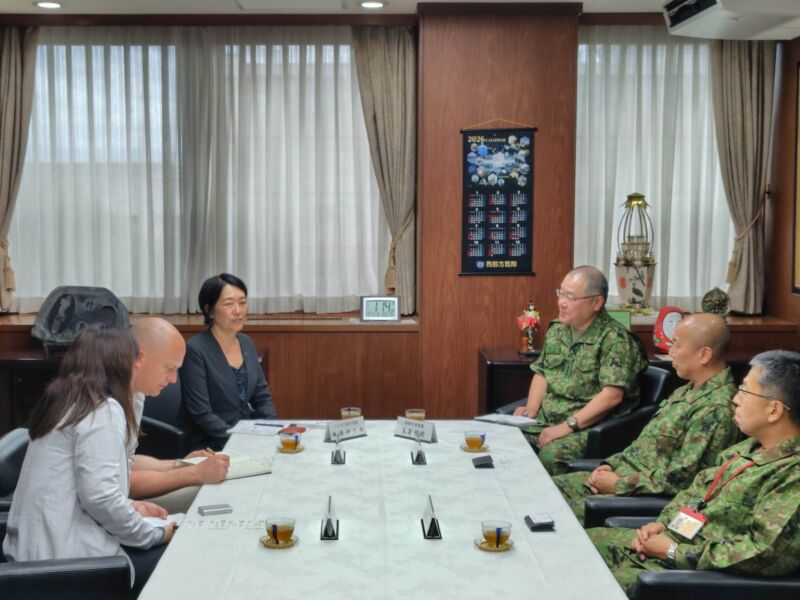 Image for the Tweet beginning: #陸上自衛隊 は、６月３０日、宮古島駐屯地の隊員に対し、赤十字国際委員会（ＩＣＲＣ）による国際人道法に関する部外講話を行いました。 