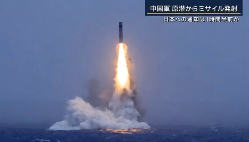 Image for the Tweet beginning: 固体燃料の特徴が出ている末広がりの炎。発射コースは渤海ではなく南シナ海の海南島近くからの可能性大。
射程５５００km以上の戦略ミサイルなので、主対象は米国。
ただ、ミサイル発射コースの渤海から韓国及び日本をかすめて太平洋に飛ぶルートも警報としてだしたのは、日韓への牽制の意味もある 