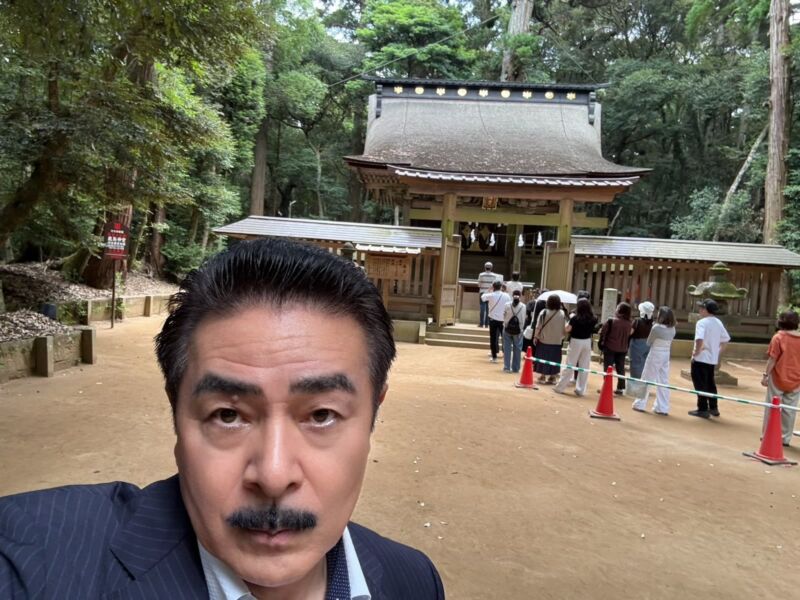 Image for the Tweet beginning: 【生死を懸けたイラクの地で、私たちを守り抜いてくれたお札】
本日は鹿島神宮と神栖市の港公園へ。その後、額賀前衆議院議長のセミナーにて講師を務めさせていただきました。

額賀先生と佐藤には、忘れられない絆があります。 