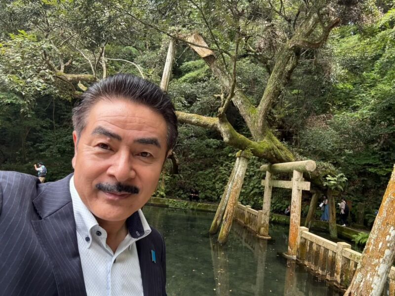 Image for the Tweet beginning: 【生死を懸けたイラクの地で、私たちを守り抜いてくれたお札】
本日は鹿島神宮と神栖市の港公園へ。その後、額賀前衆議院議長のセミナーにて講師を務めさせていただきました。

額賀先生と佐藤には、忘れられない絆があります。 