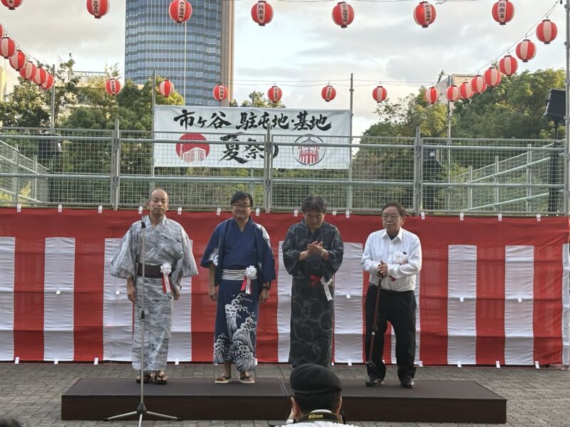Image for the Tweet beginning: 【国を守る笑顔に、心からの感謝を】
今夜は市ヶ谷駐屯地夏祭りに、友の会の一員として参加しました。

日夜、我が国を守る任務に励む隊員の皆さん、そして彼らを支えるご家族。そんな皆様との温かい交流から、こちらがたくさんの元気をいただきました。 