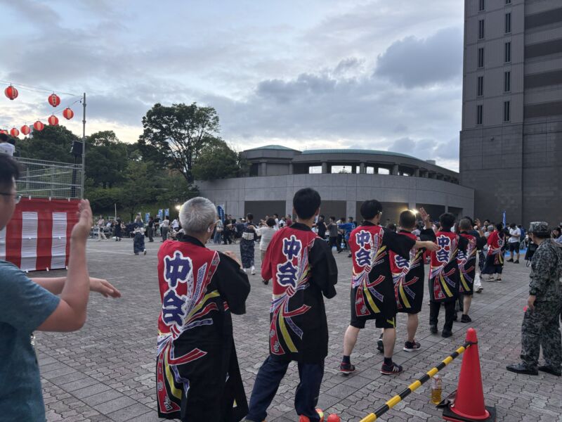 Image for the Tweet beginning: 【国を守る笑顔に、心からの感謝を】
今夜は市ヶ谷駐屯地夏祭りに、友の会の一員として参加しました。

日夜、我が国を守る任務に励む隊員の皆さん、そして彼らを支えるご家族。そんな皆様との温かい交流から、こちらがたくさんの元気をいただきました。 