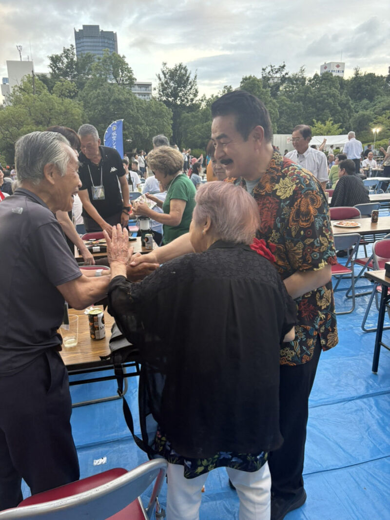Image for the Tweet beginning: 【国を守る笑顔に、心からの感謝を】
今夜は市ヶ谷駐屯地夏祭りに、友の会の一員として参加しました。

日夜、我が国を守る任務に励む隊員の皆さん、そして彼らを支えるご家族。そんな皆様との温かい交流から、こちらがたくさんの元気をいただきました。 