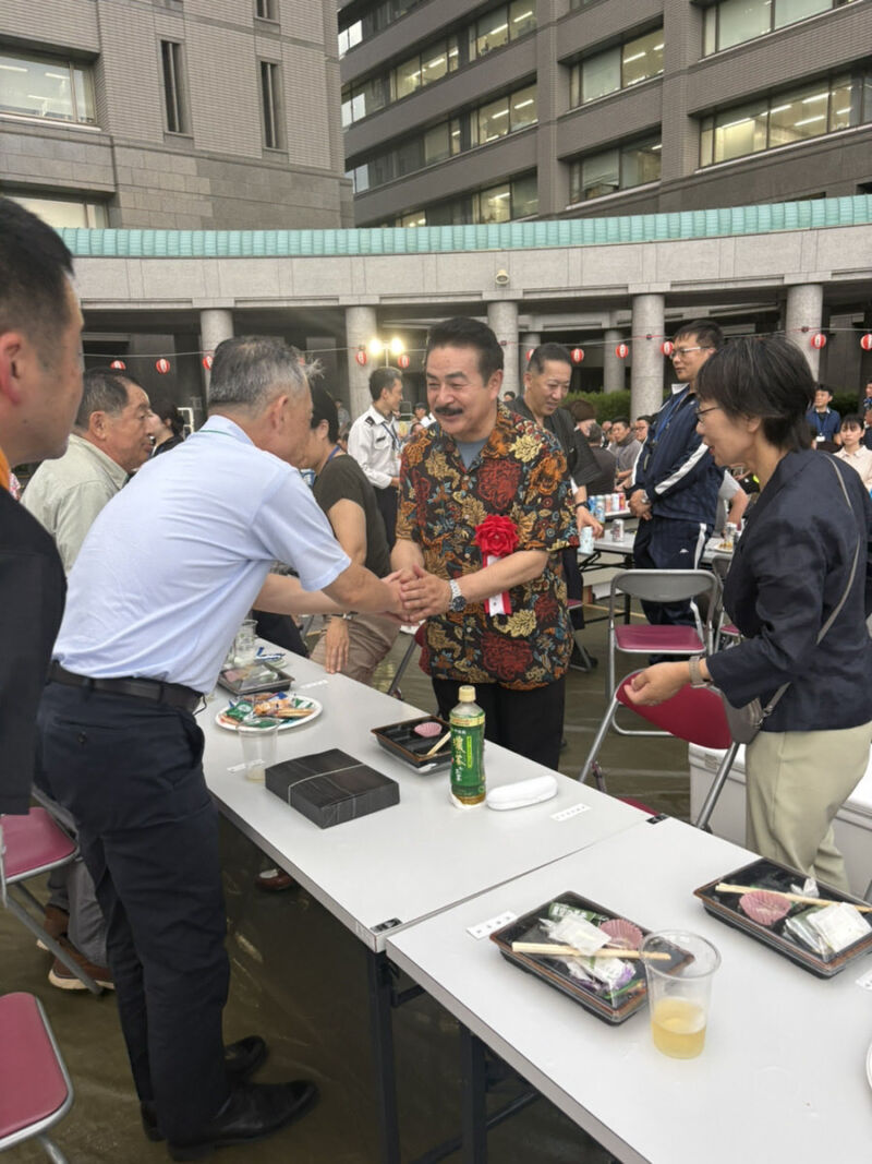 Image for the Tweet beginning: 【国を守る笑顔に、心からの感謝を】
今夜は市ヶ谷駐屯地夏祭りに、友の会の一員として参加しました。

日夜、我が国を守る任務に励む隊員の皆さん、そして彼らを支えるご家族。そんな皆様との温かい交流から、こちらがたくさんの元気をいただきました。 