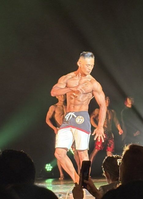 Image for the Tweet beginning: 【超熱量！国を守る筋肉が激突！自衛隊プレミアムボディ2026】

本日は、横浜の地で熱戦が繰り広げられた「自衛隊プレミアムボディ2026」の応援団として、挨拶と激励の壇上に立たせていただきました。 