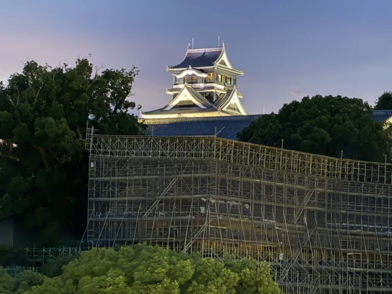 Image for the Tweet beginning: 今夜は熊本城を夜通しライトアップします🏯✨
苦しい状況が続きますが、熊本のシンボル・天守閣を見上げて、また明日へ向かって頑張りましょう。 