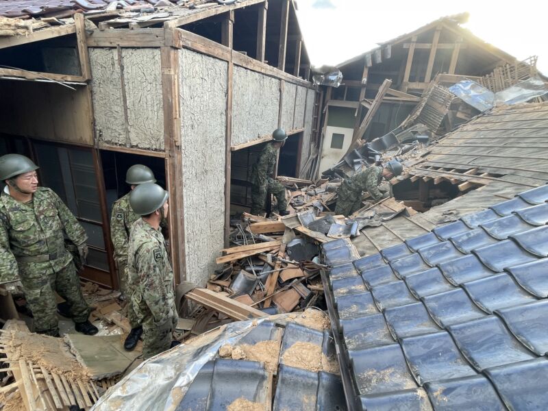 Image for the Tweet beginning: 【令和８年熊本地震】
　第８師団は、令和８年熊本地震において、継続的な災害派遣活動を実施中です。
西部方面隊特科連隊(左)による人命救助及び第４２即応機動連隊(右)による瓦礫除去等を実施しております。
体調管理に十分注意し、安全にお過ごしください。
#自衛隊　#災害派遣 