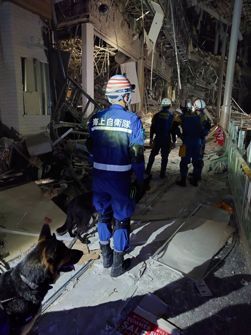 Image for the Tweet beginning: 本日も防衛省・自衛隊は、「イオンモール熊本」において警察や消防などと連携して、人命救助活動を行っています。
昨夜から、救助犬「クレイ」「アテナ」「モミジ」による捜索活動を開始しました。 