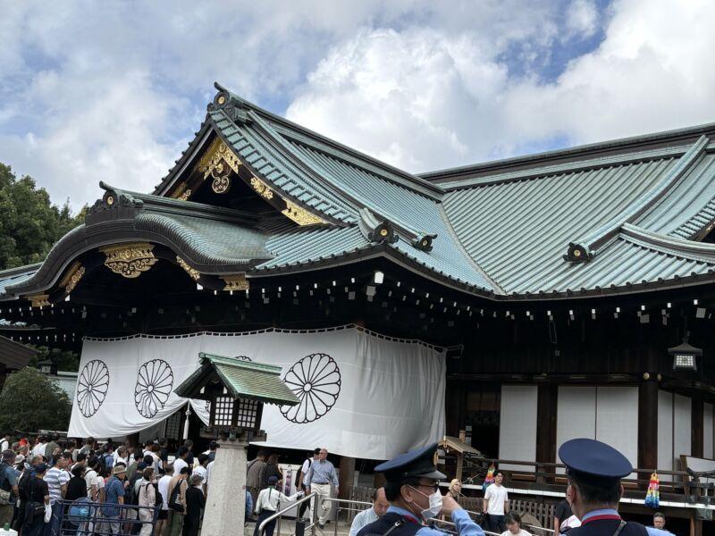 Image for the Tweet beginning: 【 #終戦の日、全国戰歿者慰霊大祭@ #靖国神社】
#英霊に応える会 の方々と共に靖国神社を昇殿参拝し、英霊の御霊に心からの哀悼の真を捧げ、国の安寧と発展を祈り、誇りある国創りを目指して、汗をかいて参る誓いを申し上げて参りました。 