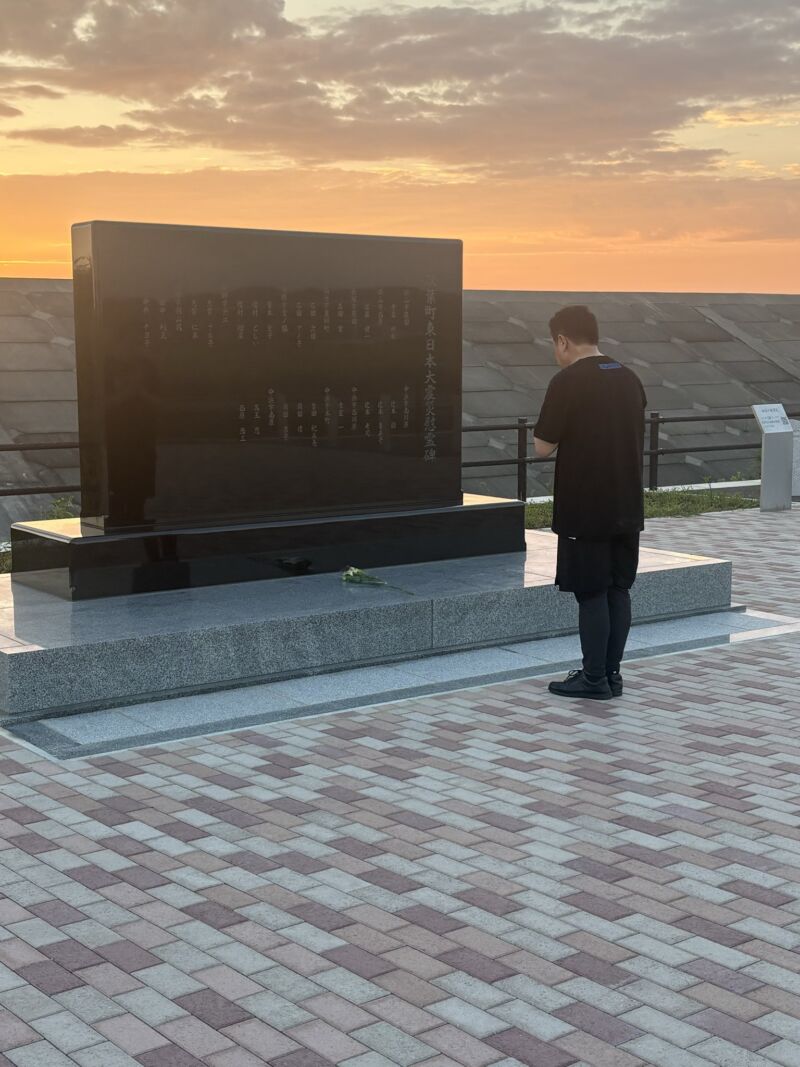 Image for the Tweet beginning: 【あれから15年余り。静かに合掌】
双葉町中野地区の慰霊碑にて献花を行いました。20名を超える方々が犠牲となり、津波が押し寄せた15時37分で時計の針は止まったままです。
かつて埼玉スーパーアリーナに再避難された方々を見舞ったときのあの重みは、今も胸にズシンと残ったままです。 