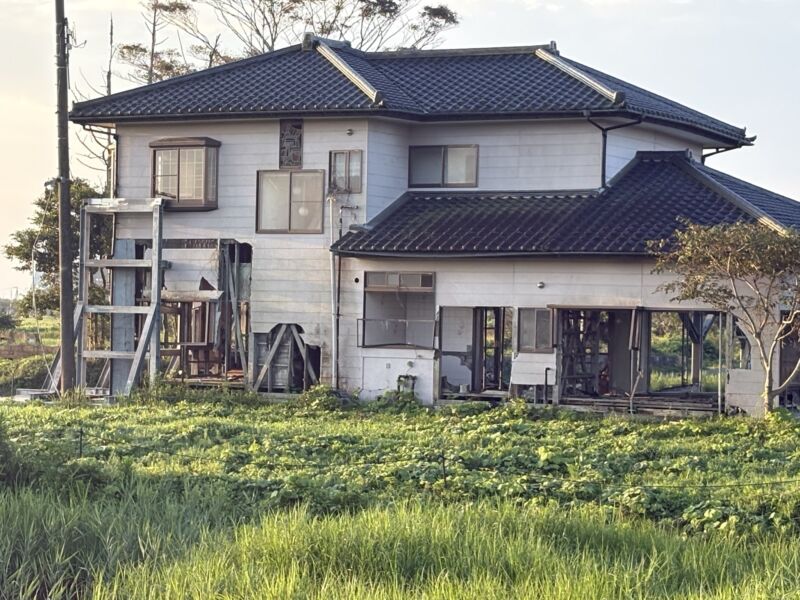 Image for the Tweet beginning: 【あれから15年余り。静かに合掌】
双葉町中野地区の慰霊碑にて献花を行いました。20名を超える方々が犠牲となり、津波が押し寄せた15時37分で時計の針は止まったままです。
かつて埼玉スーパーアリーナに再避難された方々を見舞ったときのあの重みは、今も胸にズシンと残ったままです。 