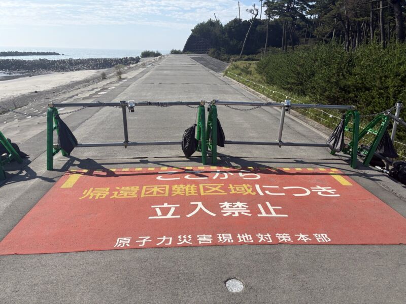 Image for the Tweet beginning: 【あれから15年余り。静かに合掌】
双葉町中野地区の慰霊碑にて献花を行いました。20名を超える方々が犠牲となり、津波が押し寄せた15時37分で時計の針は止まったままです。
かつて埼玉スーパーアリーナに再避難された方々を見舞ったときのあの重みは、今も胸にズシンと残ったままです。 