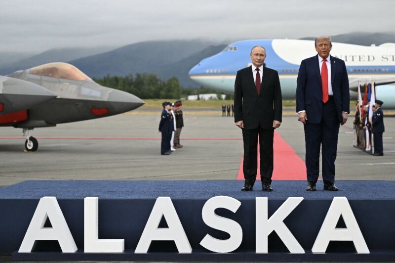 Image for the Tweet beginning: トランプ大統領の恒例の力の誇示。レッドカーペットの隣にはF-22の展示。
プーチンのアラスカ訪問時は、同様にF-22展示と
B-2爆撃機とF-35戦闘機4機のフライオーバー 