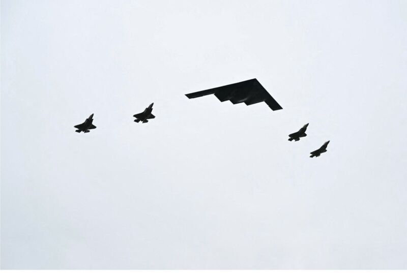 Image for the Tweet beginning: トランプ大統領の恒例の力の誇示。レッドカーペットの隣にはF-22の展示。
プーチンのアラスカ訪問時は、同様にF-22展示と
B-2爆撃機とF-35戦闘機4機のフライオーバー 
