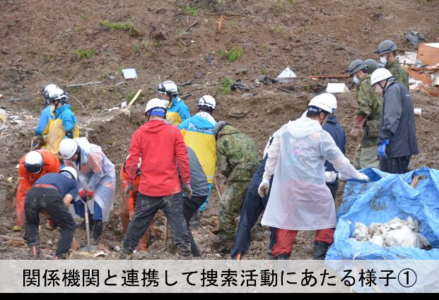 Image for the Tweet beginning: 千葉県から土砂災害による人命救助の要請を受け、自衛隊は本日も陸自高射学校（下志津・千葉）を中心に、消防や警察をはじめとする関係機関と緊密に連携し、千葉県長生郡長柄町において、行方不明となっている方の捜索を継続しています。 