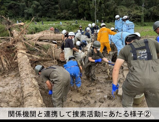 Image for the Tweet beginning: 千葉県から土砂災害による人命救助の要請を受け、自衛隊は本日も陸自高射学校（下志津・千葉）を中心に、消防や警察をはじめとする関係機関と緊密に連携し、千葉県長生郡長柄町において、行方不明となっている方の捜索を継続しています。 