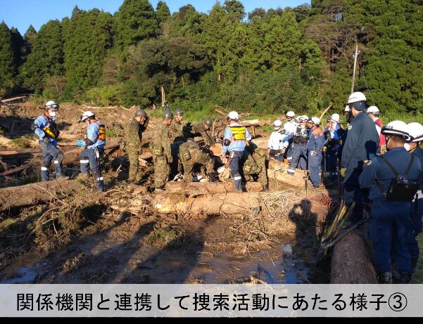 Image for the Tweet beginning: 千葉県から土砂災害による人命救助の要請を受け、自衛隊は本日も陸自高射学校（下志津・千葉）を中心に、消防や警察をはじめとする関係機関と緊密に連携し、千葉県長生郡長柄町において、行方不明となっている方の捜索を継続しています。 