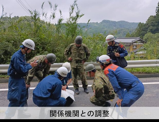 Image for the Tweet beginning: 千葉県から土砂災害による人命救助の要請を受け、自衛隊は本日も陸自高射学校（下志津・千葉）を中心に、消防や警察をはじめとする関係機関と緊密に連携し、千葉県長生郡長柄町において、行方不明となっている方の捜索を継続しています。 