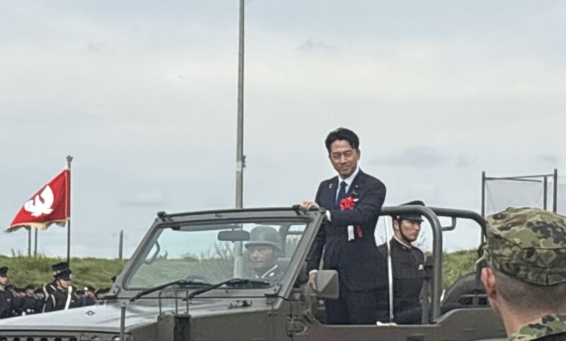 Image for the Tweet beginning: 【「日本一の高校」陸上自衛隊高等工科学校 71周年記念行事@武山駐屯地】

長雨で満足な練習ができない中、圧巻のパレードを披露した生徒たち。その見事な姿に、歳のせいか思わず涙腺がゆるみました。 