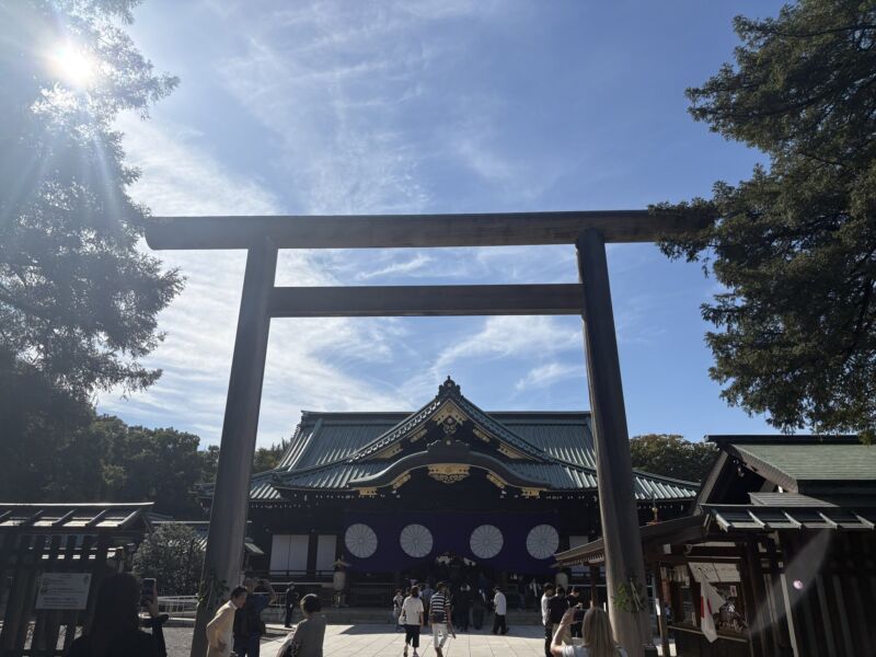 Image for the Tweet beginning: 靖国神社の秋季例大祭で、昇殿参拝して参りました。
英霊への感謝と哀悼の真を捧げ、国の安寧と発展を祈って参りました。
大塚宮司とは防衛大学校の同期、この前のNスペ含めいろいろと意見交換。 