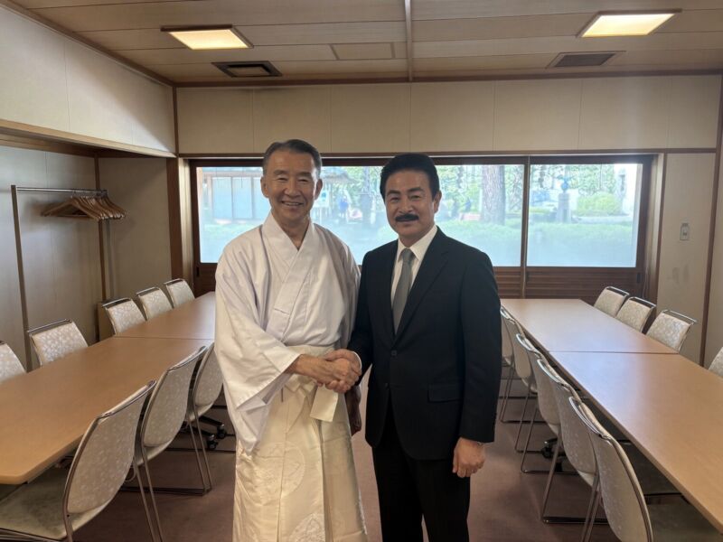 Image for the Tweet beginning: 靖国神社の秋季例大祭で、昇殿参拝して参りました。
英霊への感謝と哀悼の真を捧げ、国の安寧と発展を祈って参りました。
大塚宮司とは防衛大学校の同期、この前のNスペ含めいろいろと意見交換。 