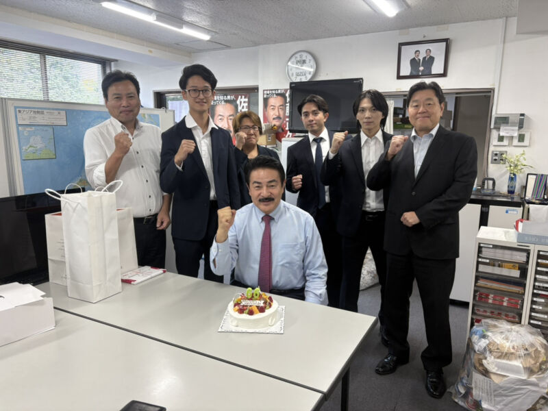 Image for the Tweet beginning: 66歳の誕生日を迎え、スタッフに祝ってもらいました。
苦しい時も共に歩む仲間、そして支えてくださる皆様に心から感謝します。
「日本を守る。その責任を果たす。」この信念は揺らぎません。
次なる戦いに向け、チーム一丸となって足元を固め、一歩一歩、力強く前へ。 