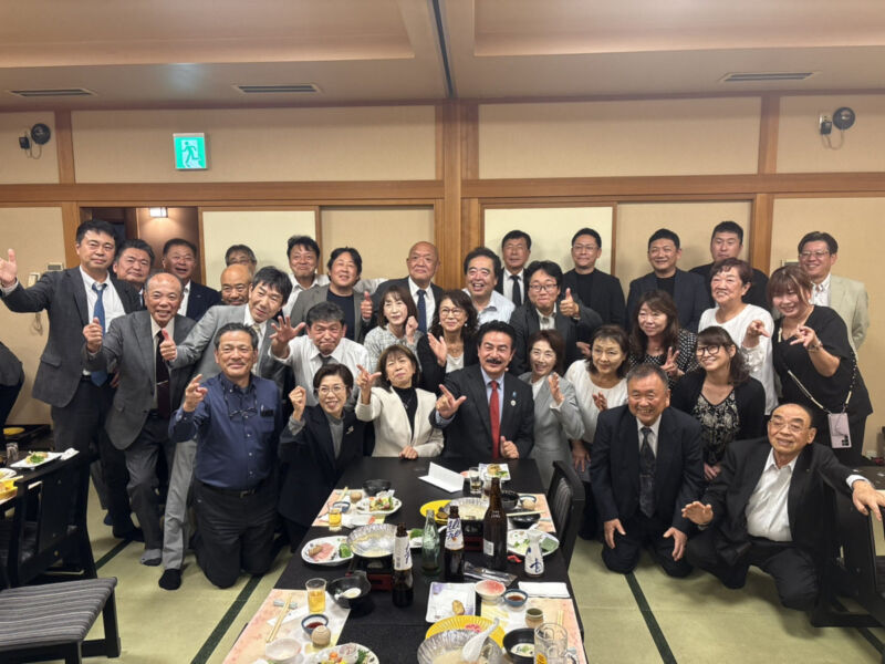 Image for the Tweet beginning: 長野県は茅野市。#諏訪大社 上社前宮が鎮座するこの地で、#丸茂たけと 長野県議後援会主催の時局講演会に講師としてお招きいただきました。
その後の懇親会では、日本一の #木遣 も拝聴。響き渡る力強い声に、受け継がれてきた伝統と地域の結束、諏訪魂の底力を感じました。