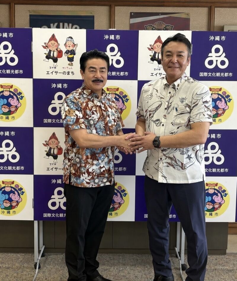 Image for the Tweet beginning: 【沖縄市役所を訪問し、花城大輔市長を表敬訪問】
花城市長は、元陸上自衛官、JC理事長や自民党沖縄県連の幹事長も経験された、実力派。
沖縄県で二番目の人口を有する沖縄市、米軍基地や自衛隊の白川分屯基地も。現在、陸自九州補給処沖縄支処の建設も始まっています。 
