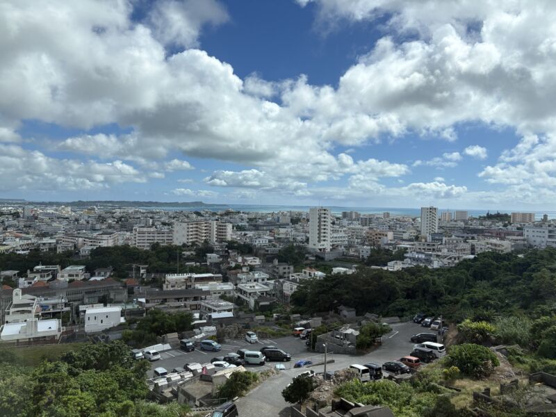 Image for the Tweet beginning: 【沖縄市役所を訪問し、花城大輔市長を表敬訪問】
花城市長は、元陸上自衛官、JC理事長や自民党沖縄県連の幹事長も経験された、実力派。
沖縄県で二番目の人口を有する沖縄市、米軍基地や自衛隊の白川分屯基地も。現在、陸自九州補給処沖縄支処の建設も始まっています。 