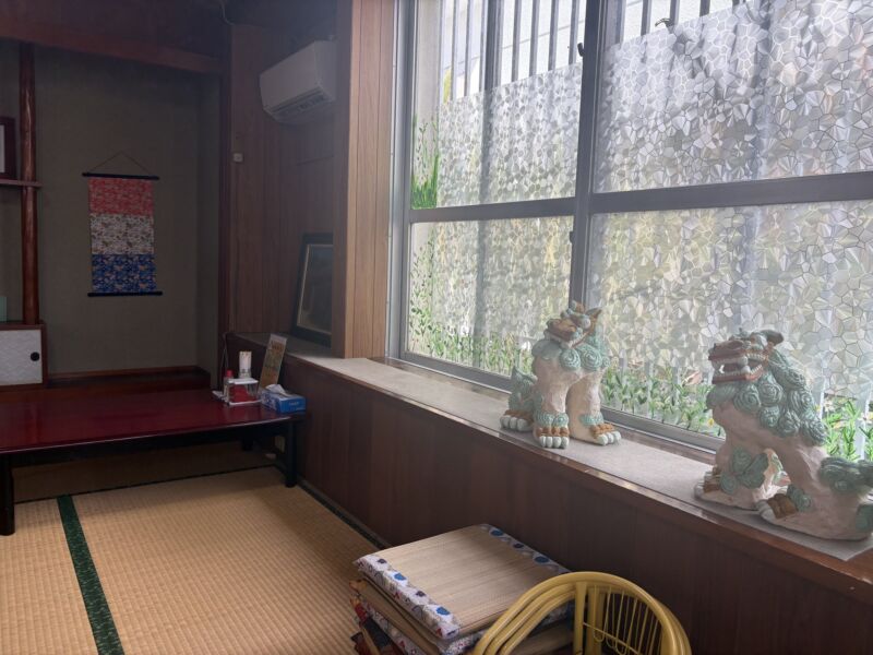 Image for the Tweet beginning: 【今回の沖縄での昼飯は「なかむら屋」さんのソーキソバ】
浦添市にある古民家風のそば屋です。
本ソーキソバが有名で、豚骨＋かつお出汁の透明感のあるあっさり系ながらコクがある味わい。秘伝のたれでじっくり煮込まれています。麺は平麺と細麺から選べますが平麺を選択、美味です。
これから東京へ 